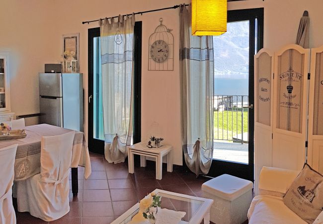 Appartamento a Campione del Garda - Campione Splendid View beach front Appartamento a Campione del Garda - Campione Splendid View beach front