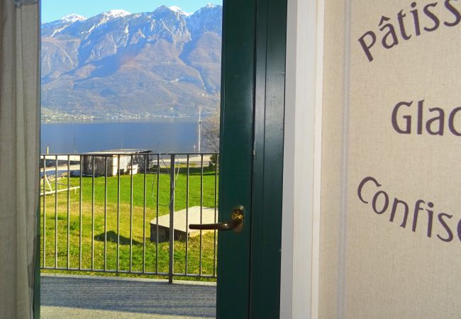 Appartamento a Campione del Garda - Campione Splendid View beach front Appartamento a Campione del Garda - Campione Splendid View beach front