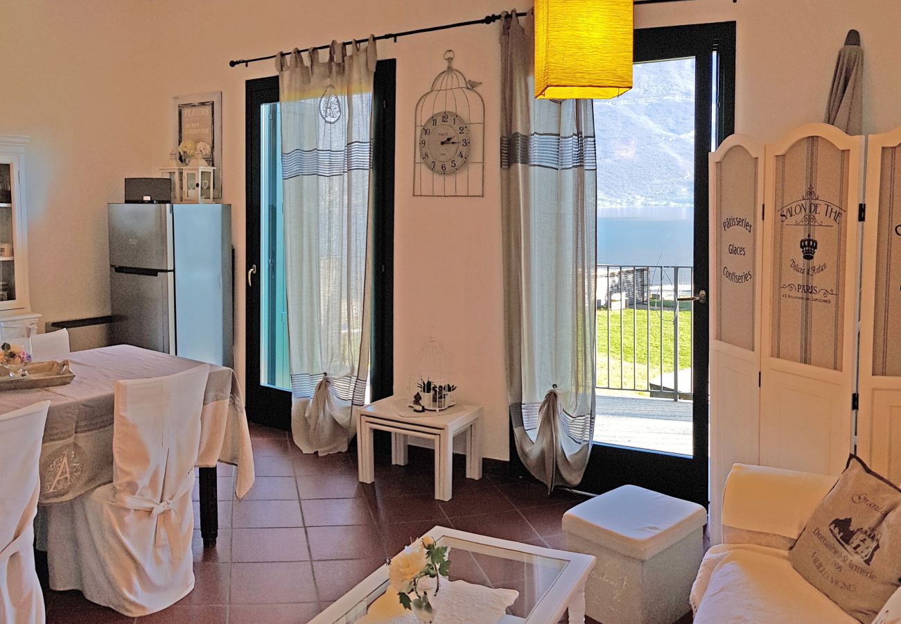 Appartamento a Campione del Garda - Campione Splendid View beach front Appartamento a Campione del Garda - Campione Splendid View beach front