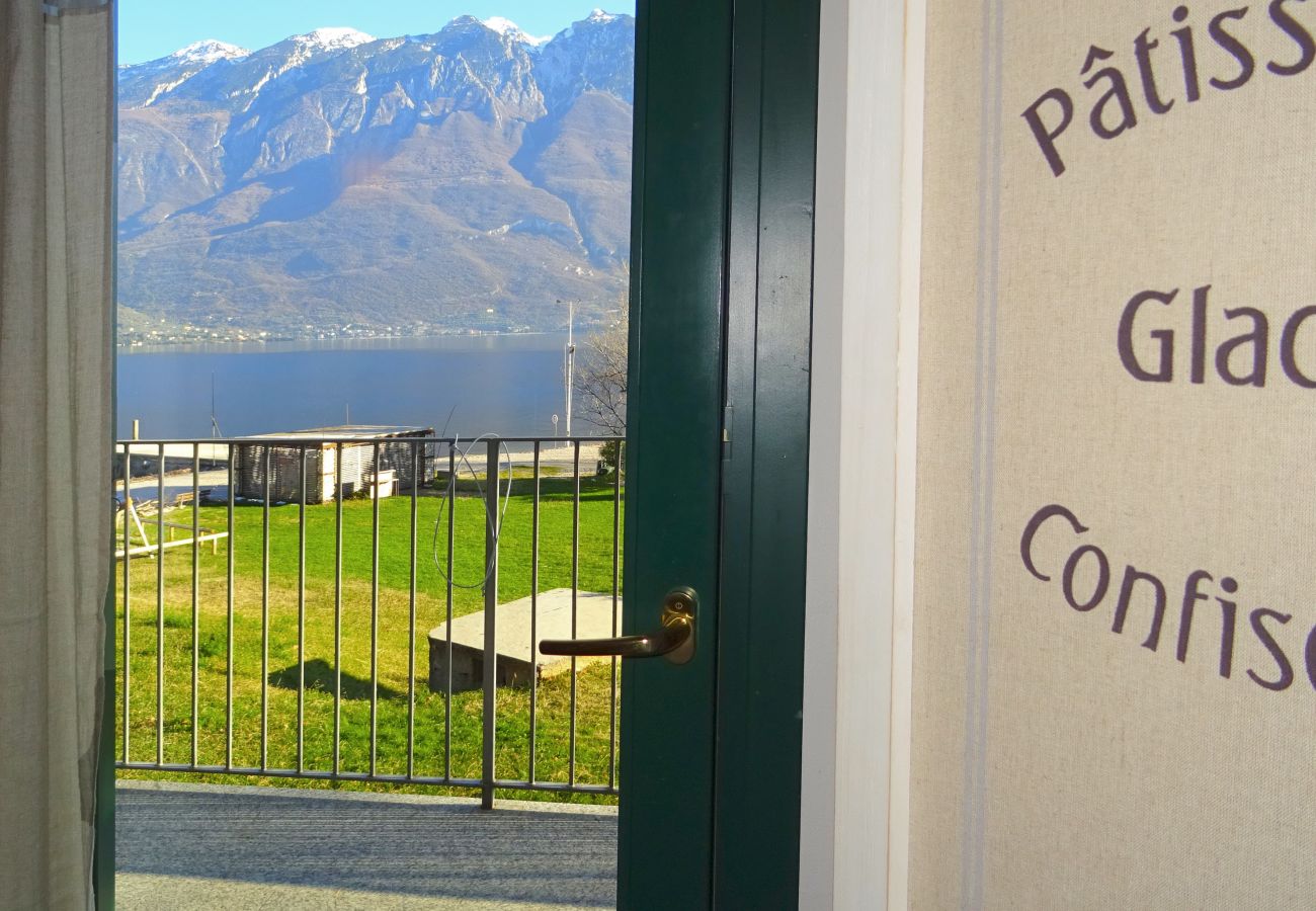 Appartamento a Campione del Garda - Campione Splendid View beach front Appartamento a Campione del Garda - Campione Splendid View beach front