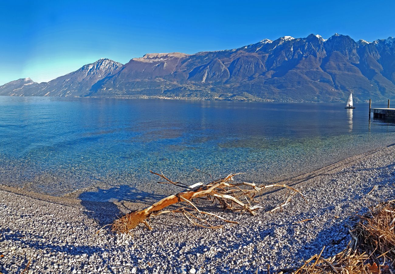 Appartamento a Campione del Garda - Campione Splendid View beach front Appartamento a Campione del Garda - Campione Splendid View beach front