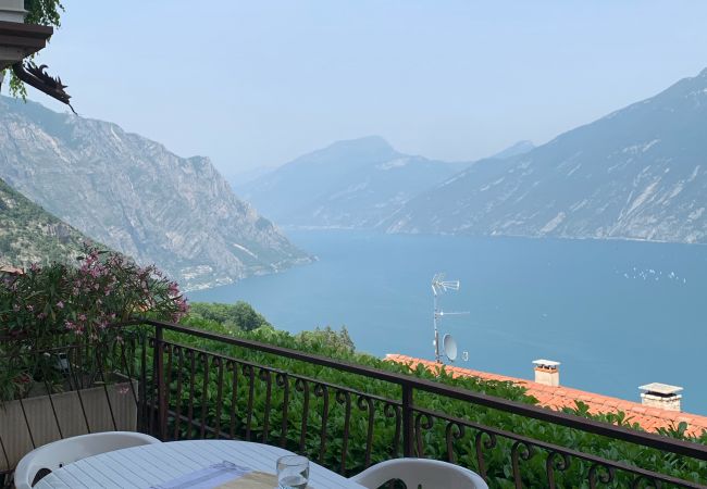 Appartamento a Tremosine - Casa Eulberg Marcania Balcone vista lago Appartamento a Tremosine - Casa Eulberg Marcania Balcone vista lago