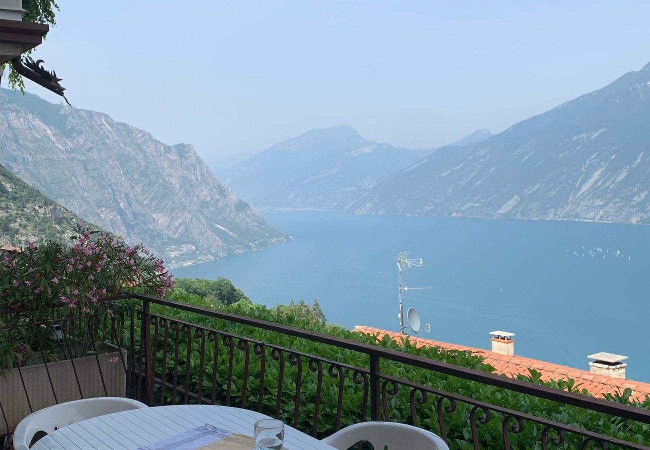 Appartamento a Tremosine - Casa Eulberg Marcania Balcone vista lago Appartamento a Tremosine - Casa Eulberg Marcania Balcone vista lago