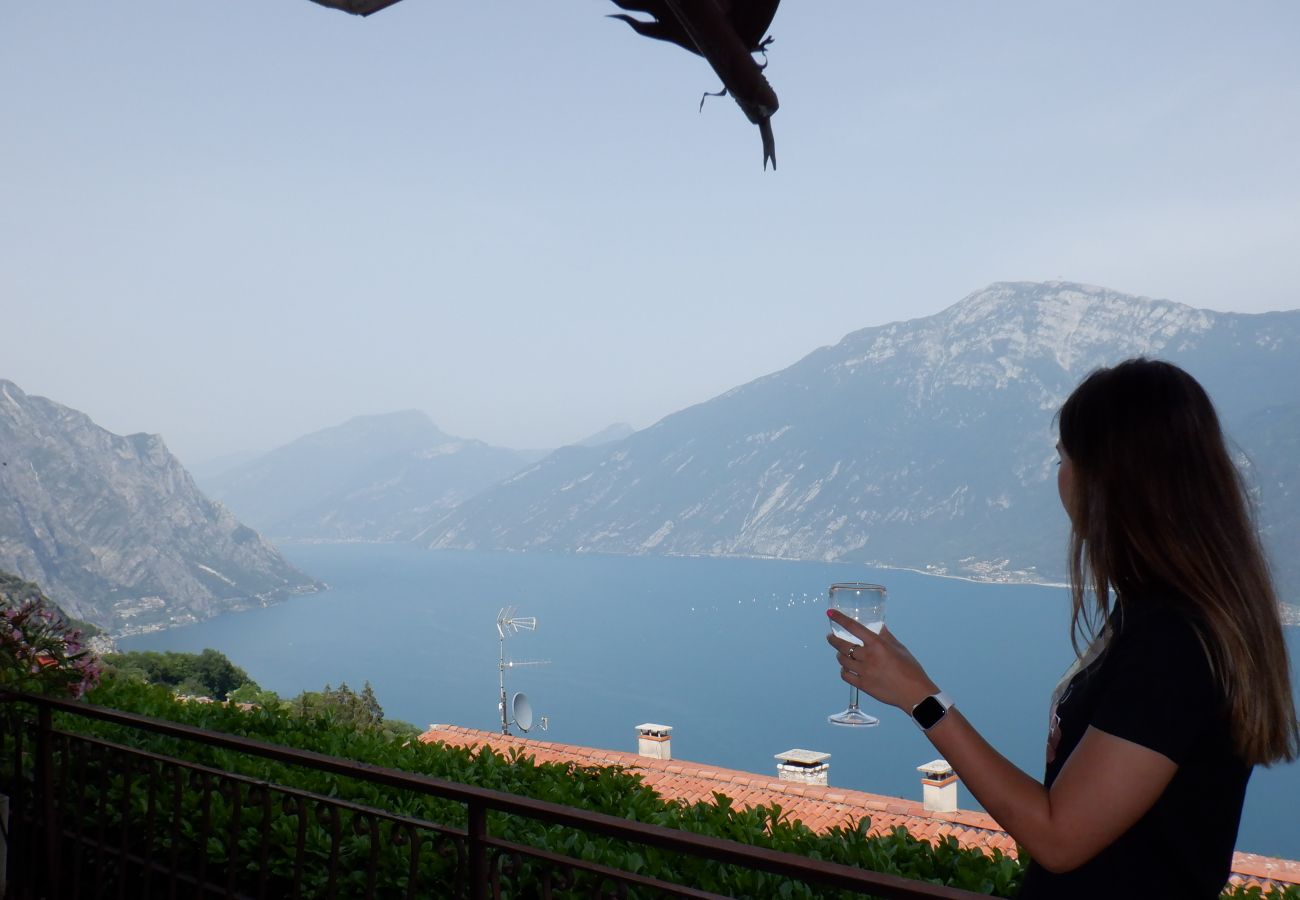 Appartamento a Tremosine - Casa Eulberg Marcania Balcone vista lago Appartamento a Tremosine - Casa Eulberg Marcania Balcone vista lago
