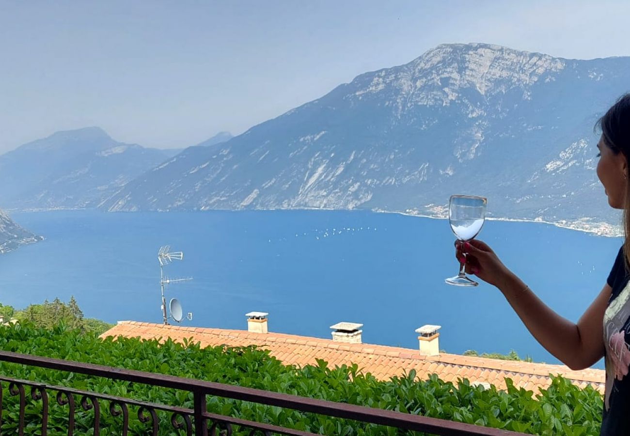 Appartamento a Tremosine - Casa Eulberg Marcania Balcone vista lago Appartamento a Tremosine - Casa Eulberg Marcania Balcone vista lago