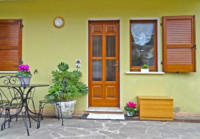  in Tremosine - Casa Rosalia patio apartment