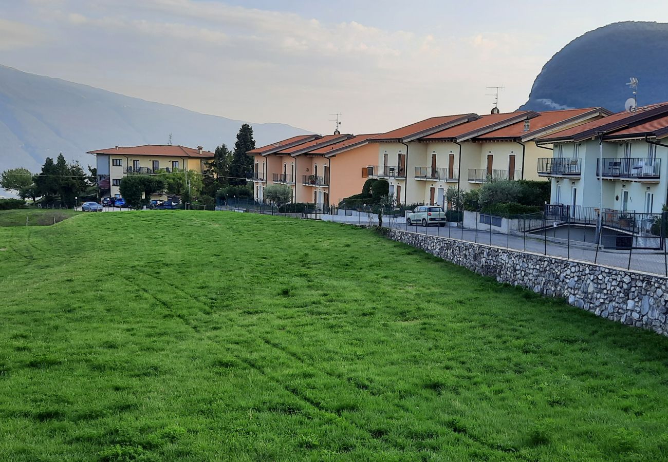 Apartment in Tremosine - Carlino Appartamento giardino e piscina